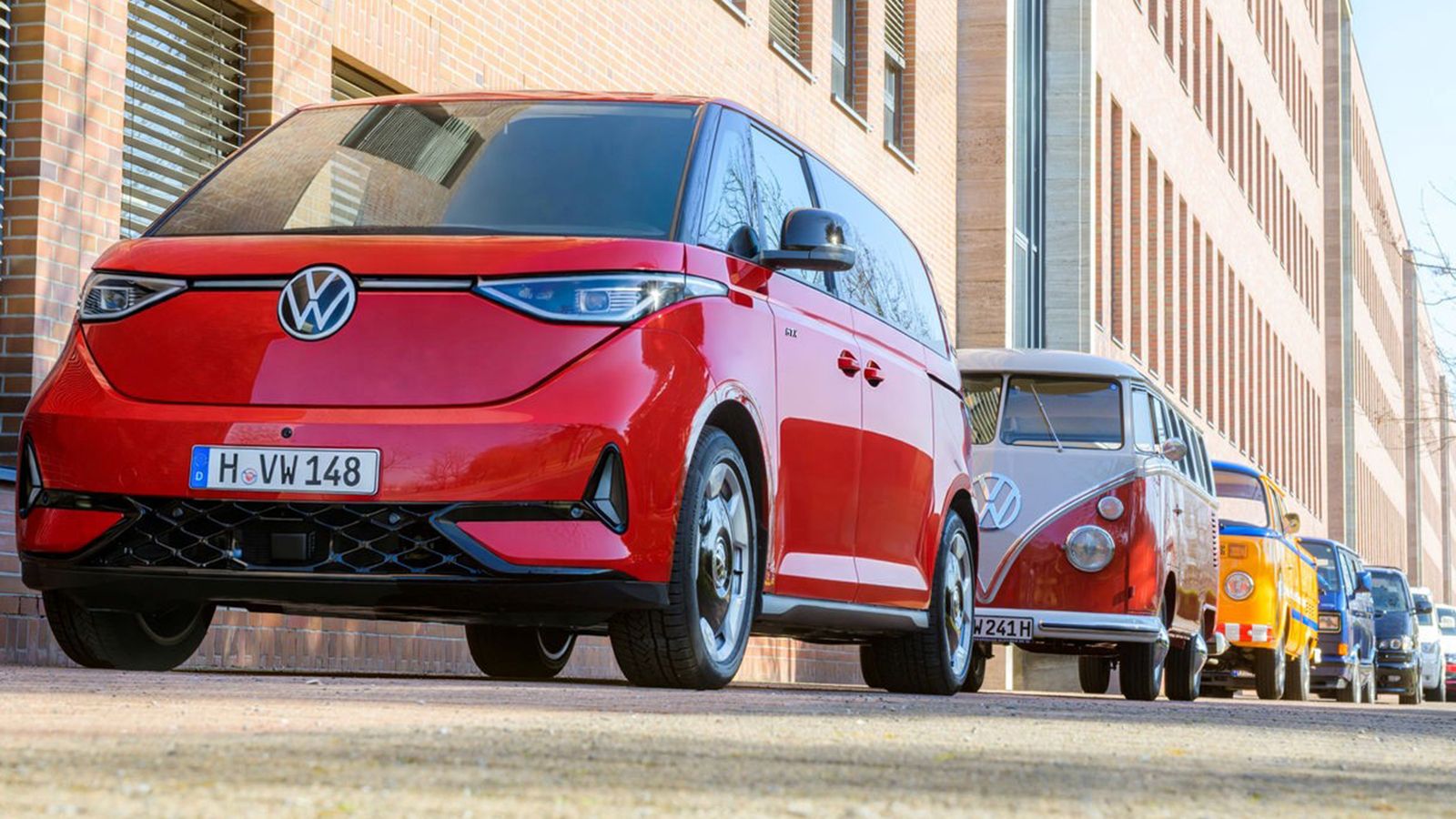 Από το θρυλικό T1 Bulli (2ο) έως το ID Buzz Cargo, επί 70 χρόνια η VW Επαγγελματικά Οχήματα έχει ως έδρα παραγωγής το Ανόβερο. 