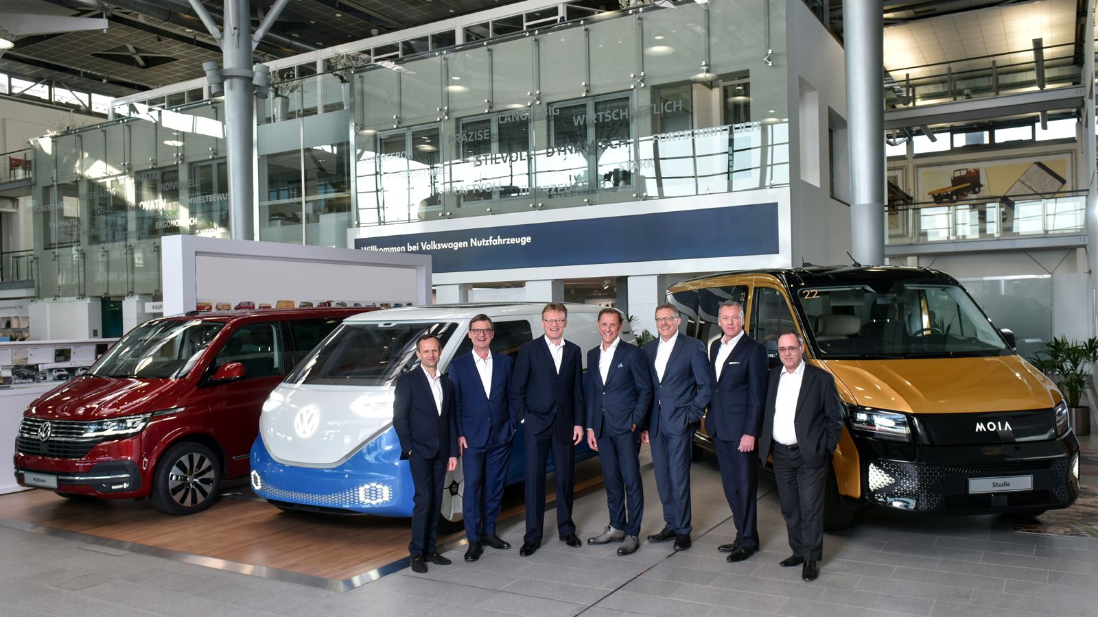 Τα μέλη του ΔΣ της VWCV μπροστά από τρία ξεχωριστά μελλοντικά οχήματα της εταιρείας, το T6.1 (αριστερά), το ID BUZZ Cargo (κέντρο) και το MOIA Minibus