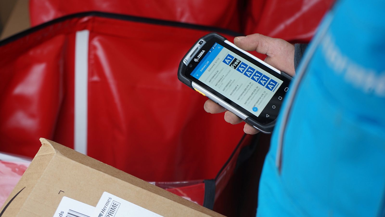 Με βάση τις συντεταγμένες GPS του Volkswagen Crafter, οι τσάντες που περιέχουν τα δέματα που πρέπει να παραδοθούν σε κοντινή απόσταση εμφανίζονται στο