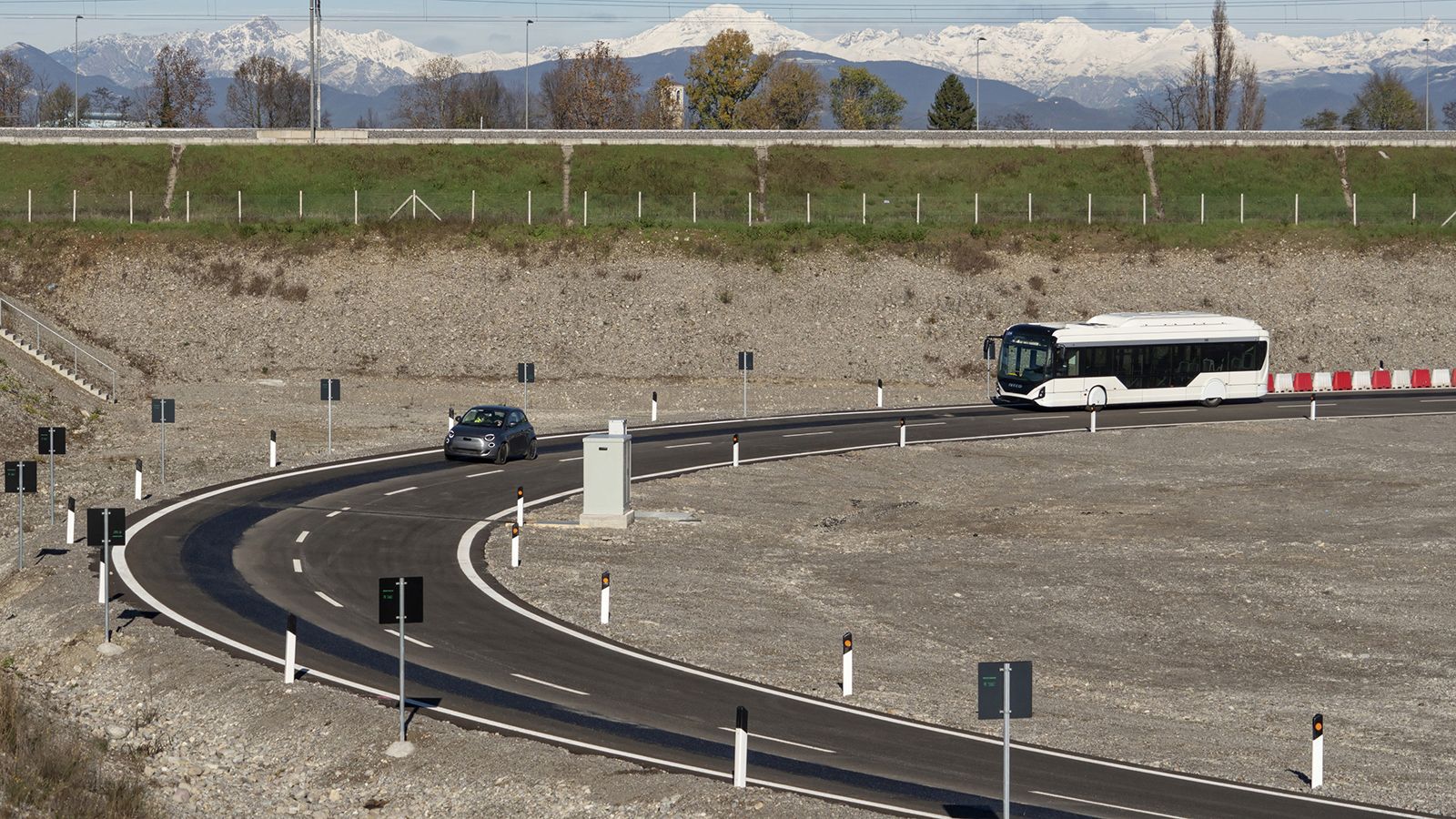 Η δυναμική επαγωγική φόρτιση (DWPT - Dynamic Wireless Power Transfer) δοκιμάζεται στην πίστα «Arena Del Futuro» -που βρίσκεται δίπλα στον αυτοκινητόδρ