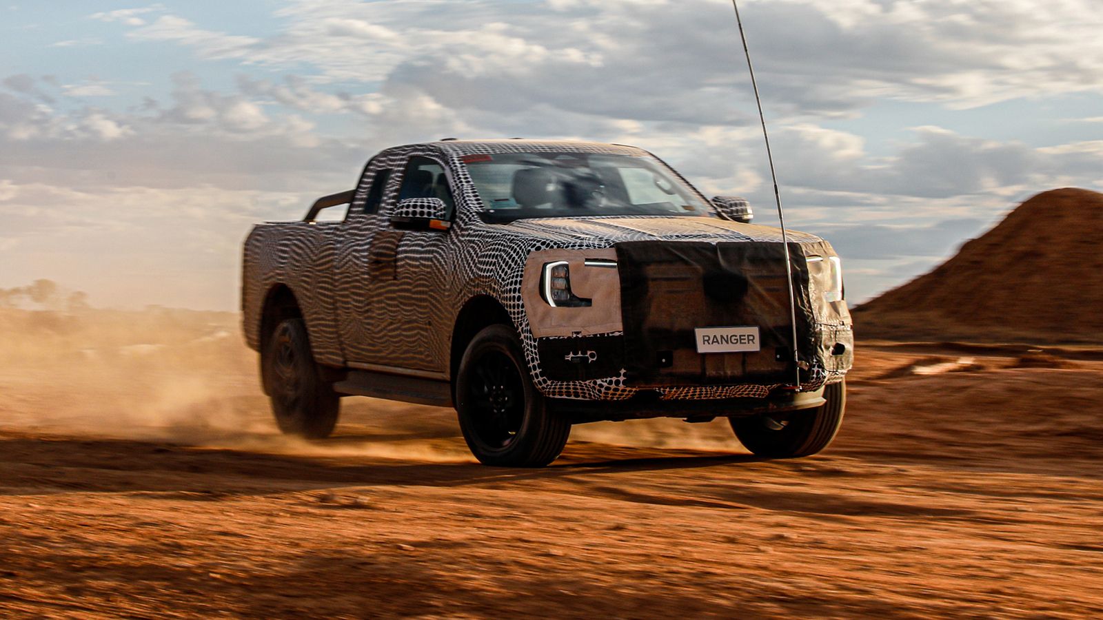 Η πρώτη επίσημη εικόνα -έστω και καμουφλαρισμένη- του νέου Ford Ranger το οποίο θα εκκινήσει του χρόνου την εμπορική του πορεία.