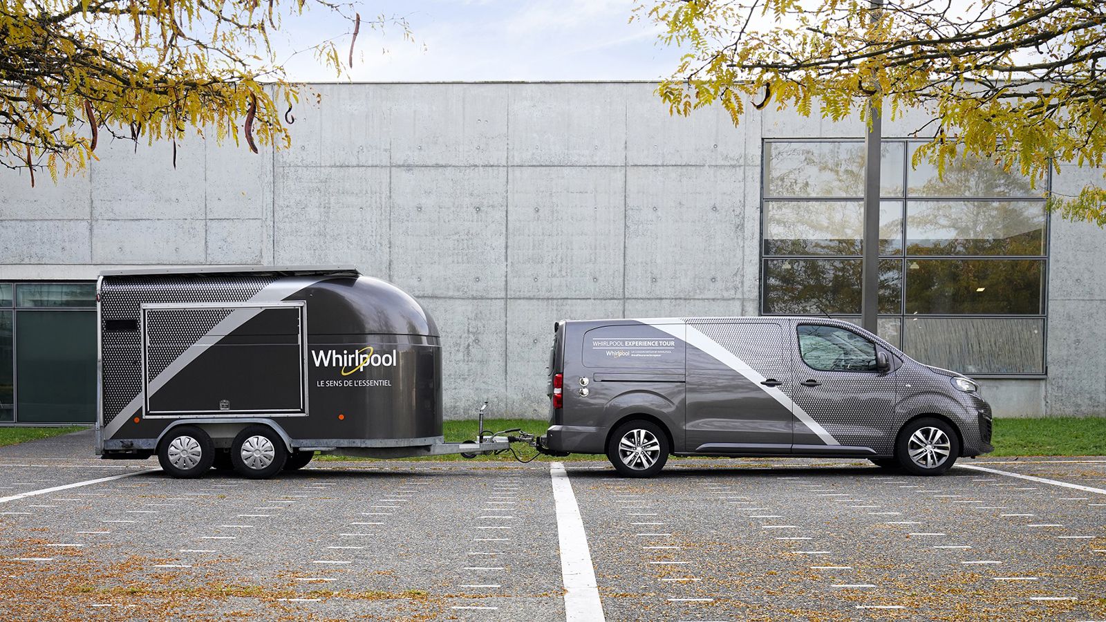Το Whirlpool Experience Tour που στηρίζεται στην έκδοση «Long» του Peugeot Expert μήκους 5,30 μέτρων, έχει κοτσαρισμένο ένα τρέιλερ στο οποίο βρίσκετα