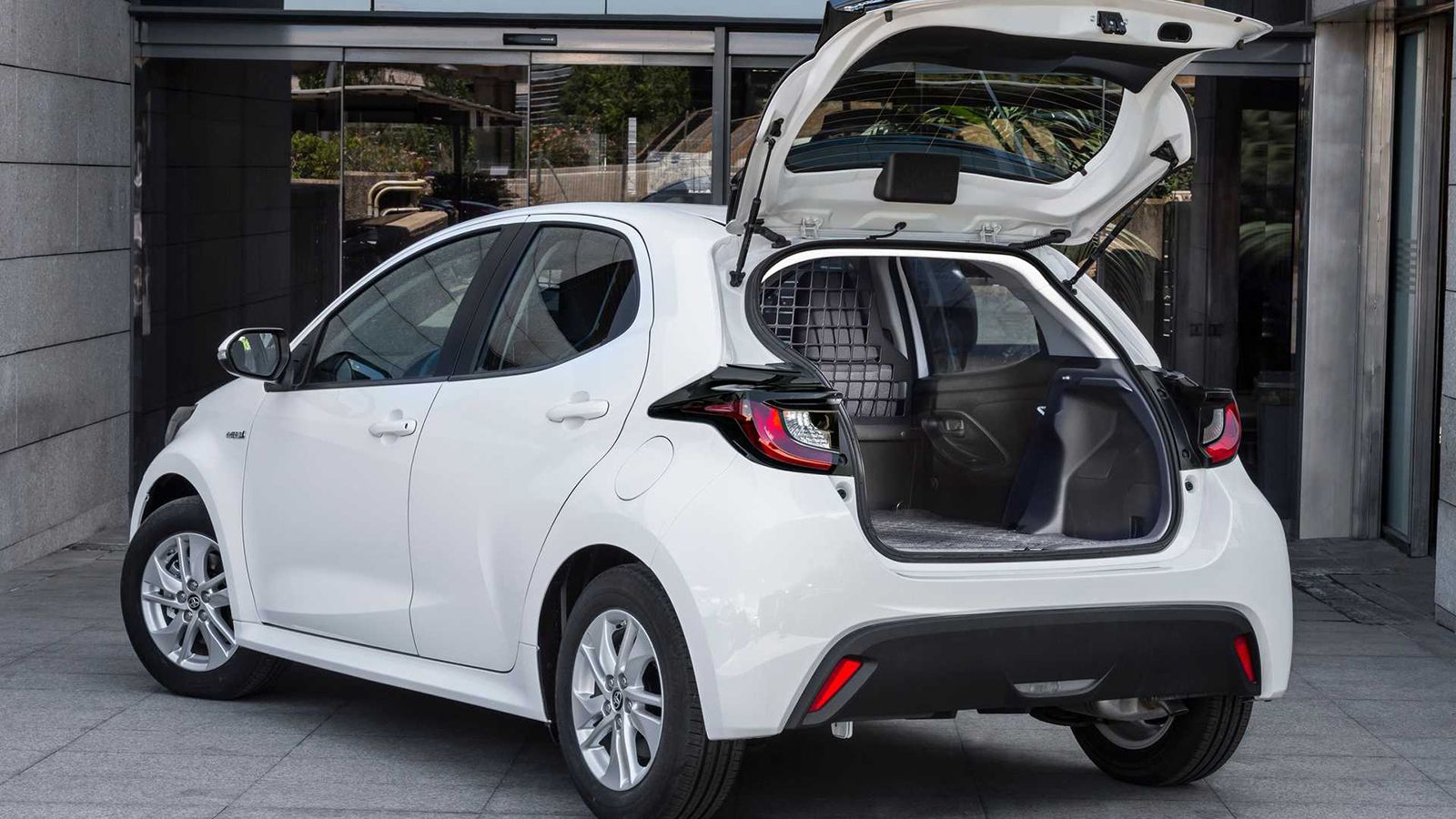 Το Toyota Yaris Hybrid ECOVan διαθέτει τον μικρότερο χώρο φόρτωσης (0,72 κ.μ.), ενώ εμφανίζει μέγιστο ωφέλιμο φορτίο της τάξης των 430 κιλών, όσο δηλα