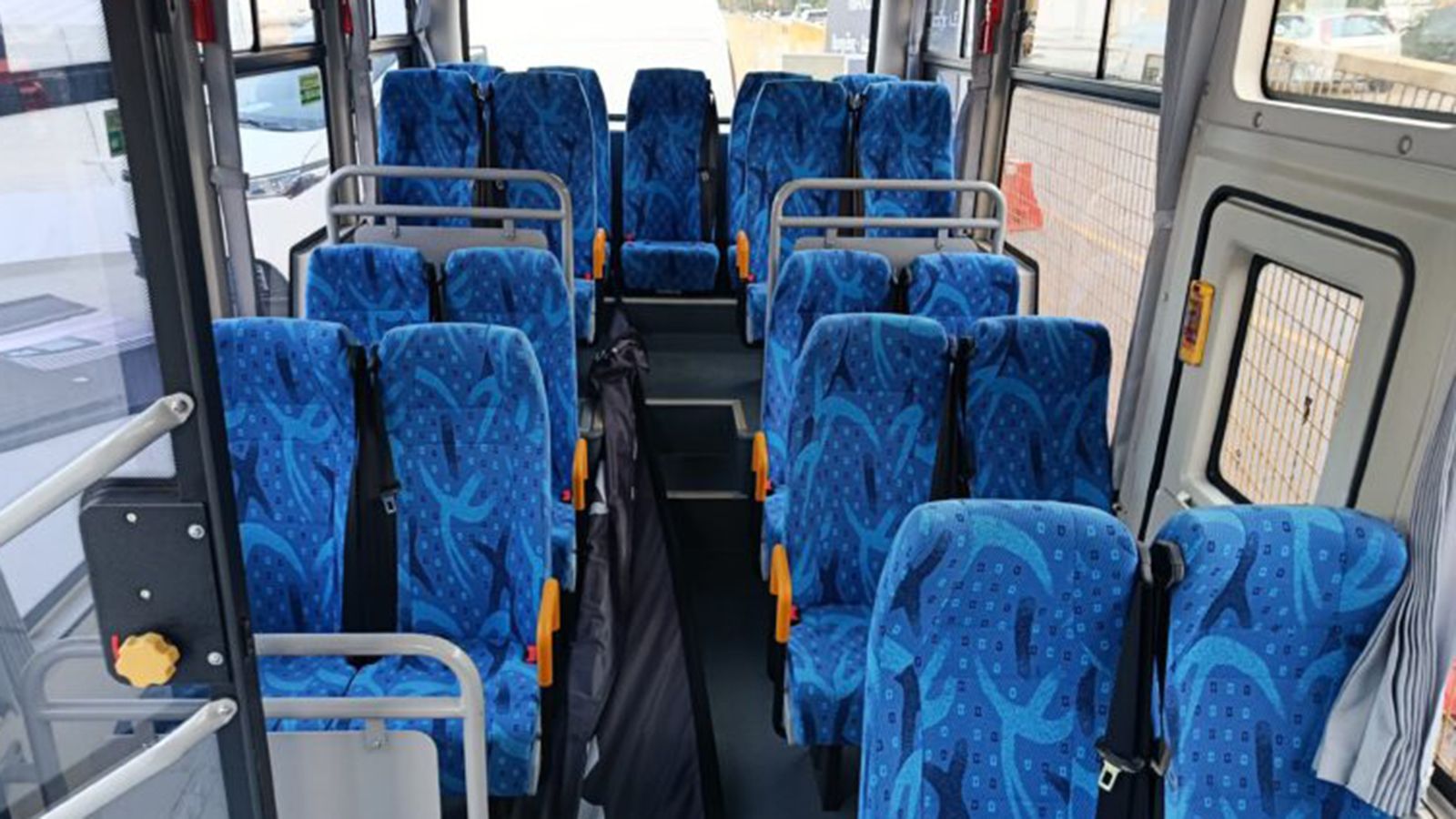 Εσωτερικό του ηλεκτρικού Zonson School Bus 7M με μπλε καθίσματα και ζώνες ασφαλείας.