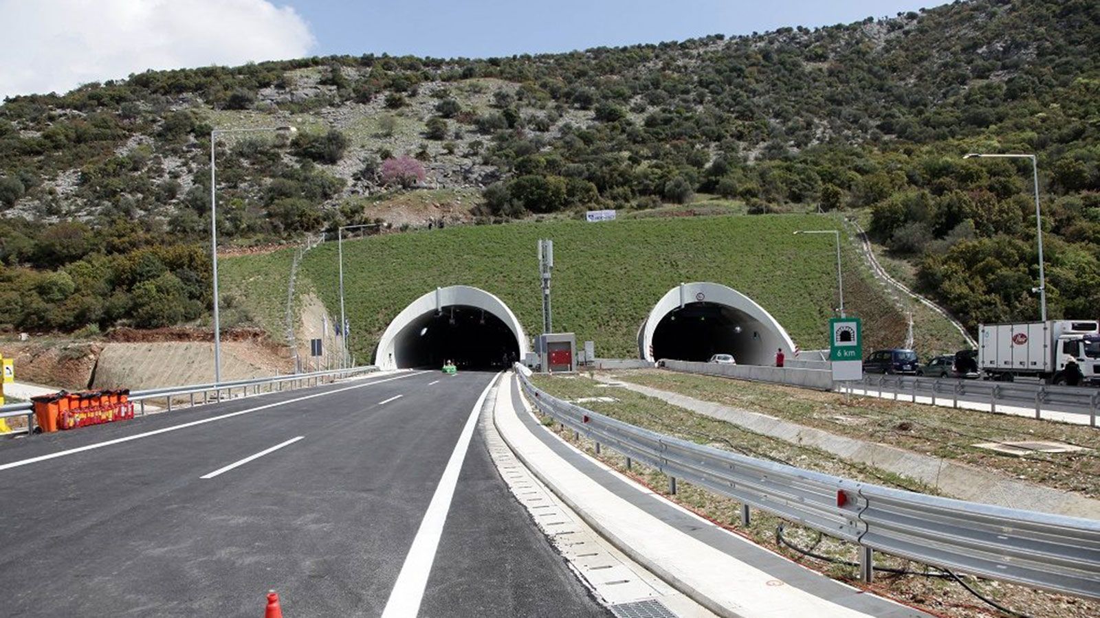 Στην εικόνα βλέπετε τις σήραγγες στα Τέμπη.