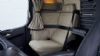 Εντυπωσιακό το γωνιακό κάθισμα συνοδηγού SoloStar με την επένδυση από μπεζ δέρμα.