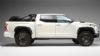 Το concept πατάει στην κορυφαία έκδοση Tundra TRD Pro, η οποία φέρει τη νέα υβριδική τεχνολογία «i-FORCE MAX» της Toyota.