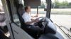 Αν και αυτόνομο υψηλής ακρίβειας, το υπό δοκιμή λεωφορείο της ΜΑΝ φέρει πίσω από το τιμόνι του έναν οδηγό ασφαλείας.