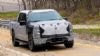 To νέο –Μεσαίο- ηλεκτρικό Pick-Up της Ford Pro αναμένεται να παρουσιαστεί προς το τέλος του 2026 και να ξεκινήσει την εμπορική του πορεία (και στην ΕΕ) μέσα στο 2027. 