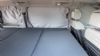 Το κρεβάτι καταλαμβάνει όλο το εσωτερικό πλάτος του νέου Multivan, στου οποίου τα παράθυρα και τη γυάλινη πανοραμική οροφή έχουν τοποθετηθεί κουρτίνες συσκότισης.