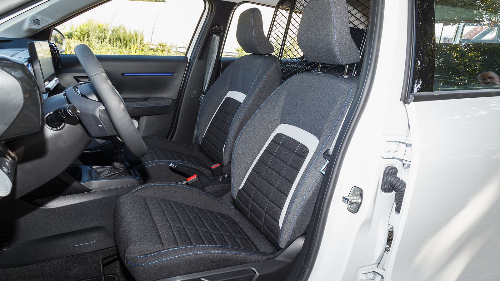 Τα αναπαυτικά «Advanced Comfort» καθίσματα της Citroen περιλαμβάνονται στον βασικό εξοπλισμό του νέου C3 Van. Τα αναπαυτικά «Advanced Comfort» καθίσματα της Citroen περιλαμβάνονται στον βασικό εξοπλισμό του νέου C3 Van.