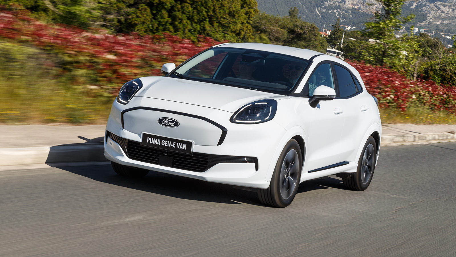 Μέσα σε μόλις 10 λεπτά, το Ford Puma Gen-E Van μπορεί να ανακτήσει έως και 135km(!) αυτονομίας (σε παροχή DC 100kW). Μέσα σε μόλις 10 λεπτά, το Ford Puma Gen-E Van μπορεί να ανακτήσει έως και 135km(!) αυτονομίας (σε παροχή DC 100kW).