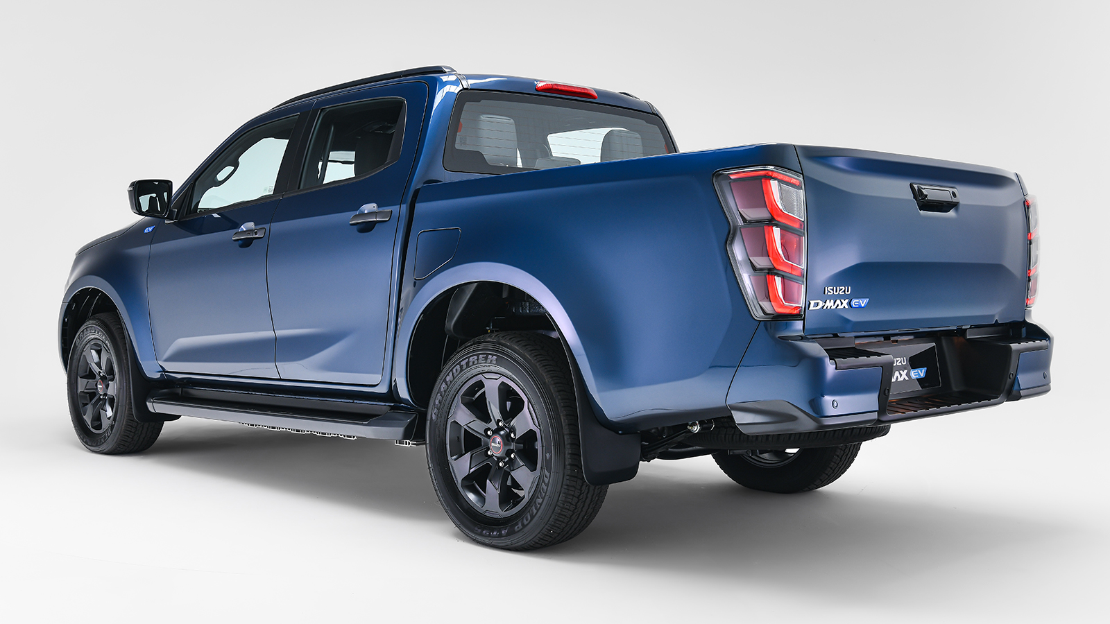 Διαθέσιμο σε διπλοκάμπινη έκδοση, το Isuzu D-Max EV έχει μέγιστο ωφέλιμο φορτίο άνω του 1t. Διαθέσιμο σε διπλοκάμπινη έκδοση, το Isuzu D-Max EV έχει μέγιστο ωφέλιμο φορτίο άνω του 1t.