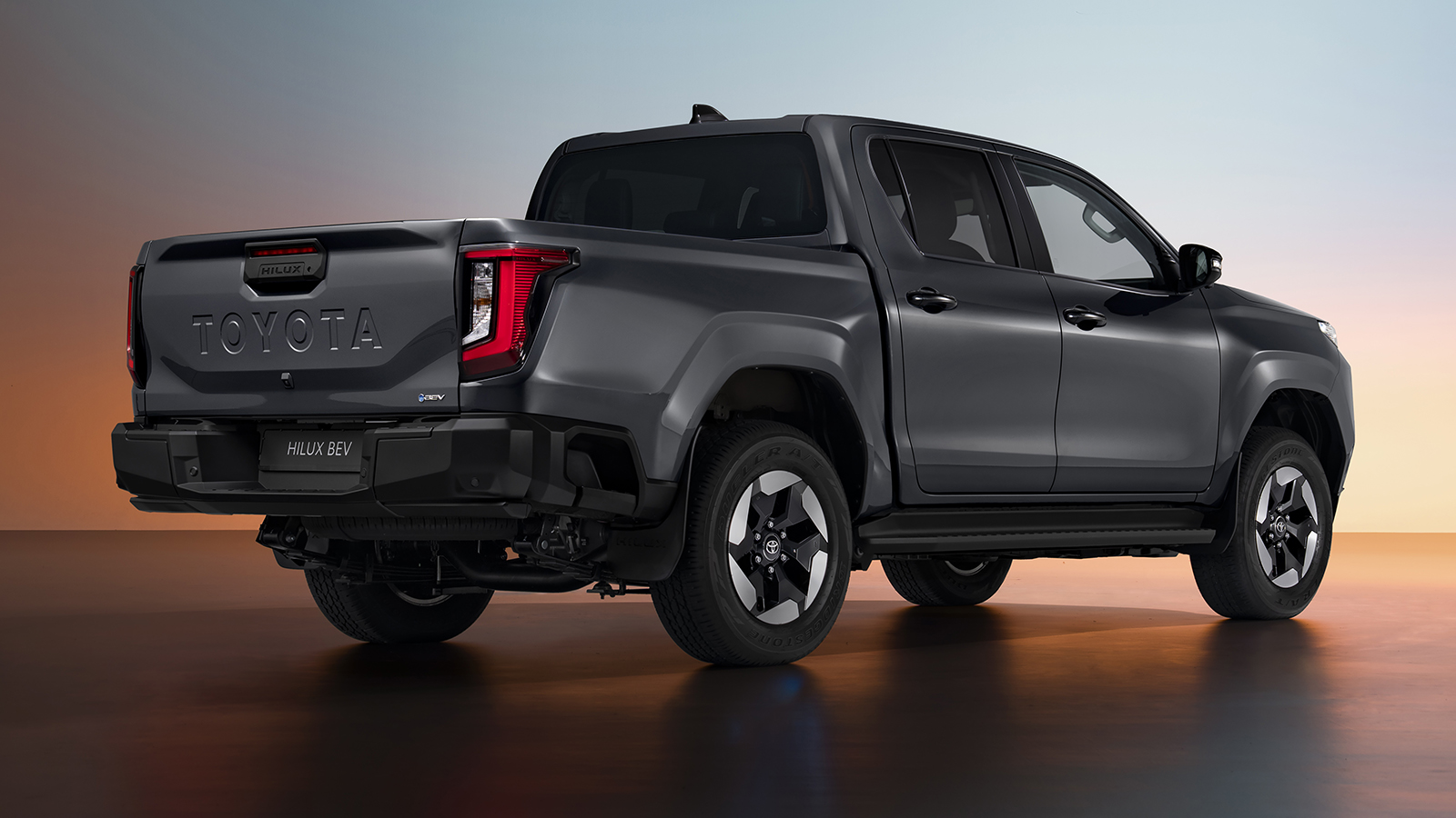 Διαθέσιμο σε εκδόσεις με διπλή καμπίνα, το Toyota Hilux BEV θα μπορεί να μεταφέρει φορτία βάρους έως και 715kg. Διαθέσιμο σε εκδόσεις με διπλή καμπίνα, το Toyota Hilux BEV θα μπορεί να μεταφέρει φορτία βάρους έως και 715kg.