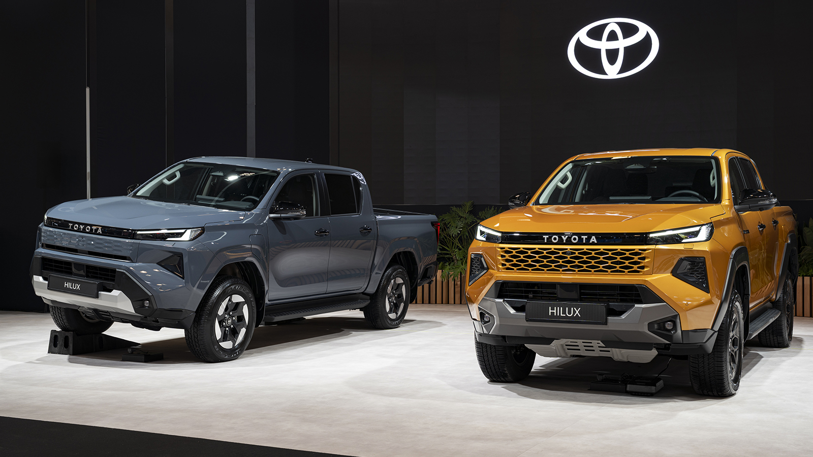 Εκτός από την ηλεκτρική του έκδοση, το Toyota Hilux θα λανσαριστεί σύντομα τόσο σε εκδόσεις PHEV όσο και με καύσιμο το υδρογόνο (fuel-cells). Εκτός από την ηλεκτρική του έκδοση, το Toyota Hilux θα λανσαριστεί σύντομα τόσο σε εκδόσεις PHEV όσο και με καύσιμο το υδρογόνο (fuel-cells).