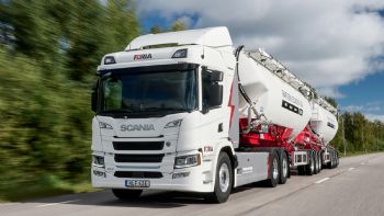 Mεικτό βάρος συρμού 64 τόνων εμφανίζει το ηλεκτρικό φορτηγό της Scania που έχει βγει στους δρόμους της Σουηδίας.