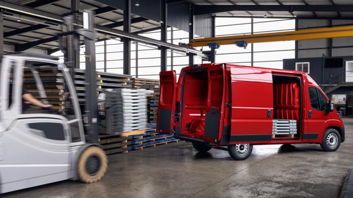 Αναλόγως της έκδοσης αμαξώματος, τα Μεγάλα Vans μπορούν να φιλοξενήσουν έως και Αναλόγως της έκδοσης αμαξώματος, τα Μεγάλα Vans μπορούν να φιλοξενήσουν έως και 6 ευρωπαλέτες στο εσωτερικό τους!