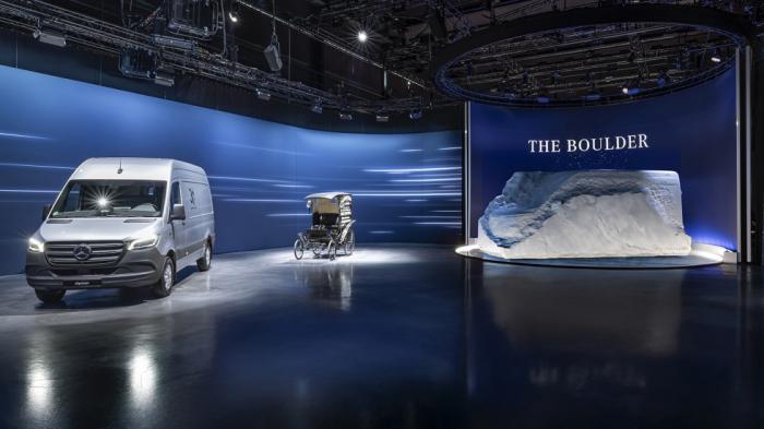 Το εντυπωσιακό γλυπτό που αποκάλυπτε μέρη της «σιλουέτας» του νέου Sprinter συνόδεψαν το υπάρχουν eSprinter (αριστερά) και το 1ο όχημα διανομών που κατασκεύασε ο Carl Benz, πίσω στο 1896! 