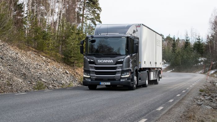 Τυπικό φορτηγό διανομών της Scania με καμπίνα «P-DAY CAB».