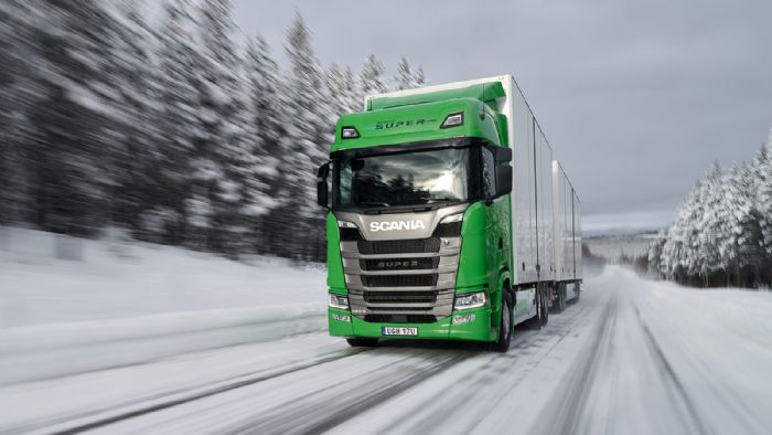 Το νέο Scania Super Σειράς S «καταπίνει» χιλιόμετρα στα χιόνια…