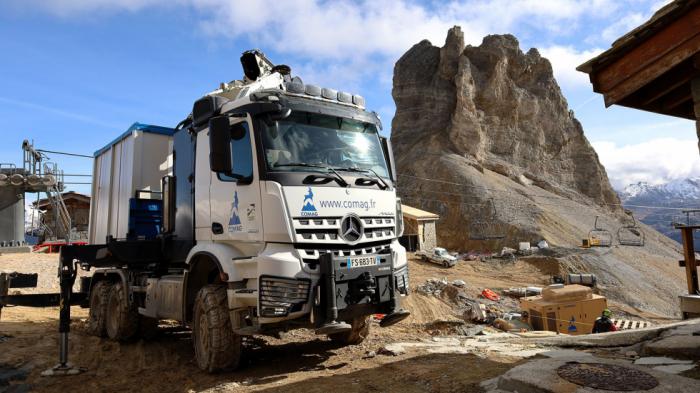 Το Mercedes-Benz Arocs μεταφέρει τελεφερίκ (και) στις… βουνοπλαγιές! 