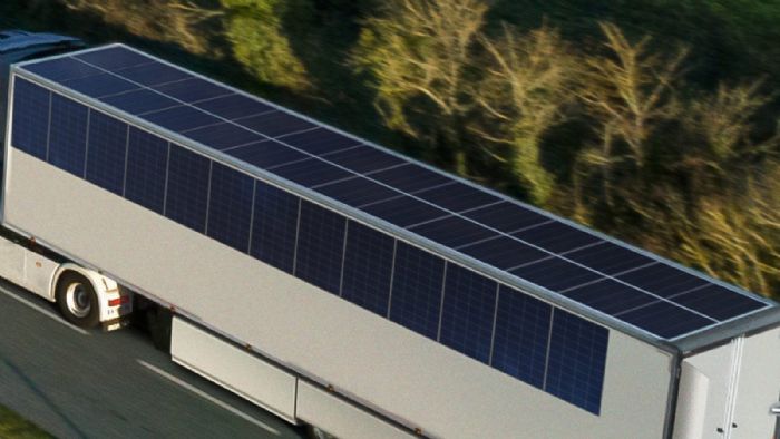 Τα 54 ηλιακά πάνελ βρίσκονται στην οροφή και στις πλευρές του τρέιλερ, καταλαμβάνοντας εμβαδόν 58,9 τ.μ. και προσφέροντας εξοικονομήσεις ενέργειας έως και κατά 80%!