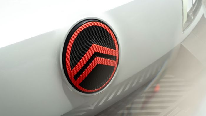 Το oli είναι το 1ο όχημα που υιοθετεί το νέο λογότυπο της Citroen, ενώ διαφοροποιείται από την τωρινή γκάμα φέροντας μια μάσκα χωρίς γρίλιες.