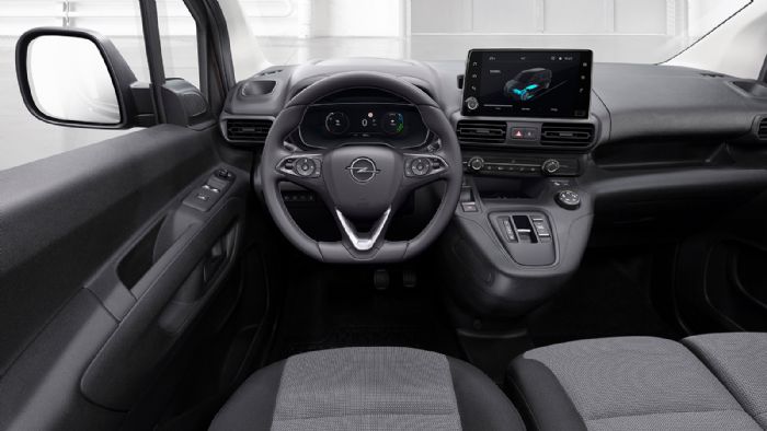 Τα συστήματα infotainment Multimedia Radio και Multimedia Navi Pro συνεργάζονται με οθόνη αφής 8 ιντσών και είναι συμβατά με τα Apple CarPlay και Android Auto.