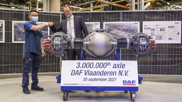 Ο πρόεδρος της DAF Trucks, Harry Wolters, παρουσίασε τον υπ` αριθμόν 3.000.000 άξονα από κοινού με τον εργαζόμενο στο εργοστάσιο, Enkmend Bayarmagnai.