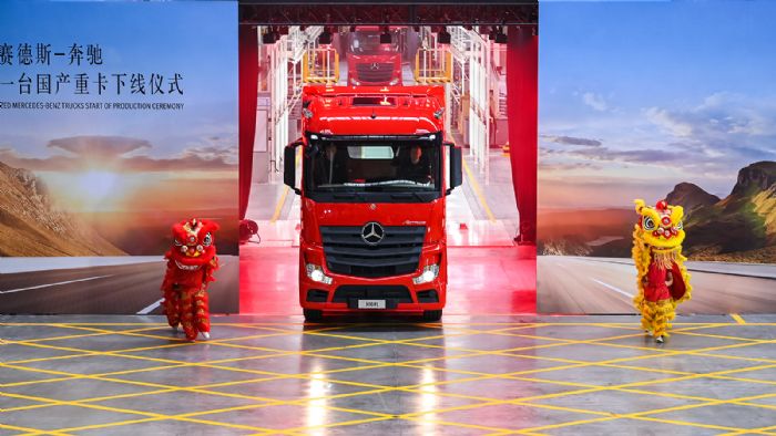 Η Κίνα αποτελεί τη μεγαλύτερη παγκοσμίως αγορά βαρέων φορτηγών, κάτι που δεν μπορούσε να αφήσει ασυγκίνητους τους ανθρώπους της Daimler Truck που έχουν ιδρύσει εδώ και μια 10ετία την 50:50 κοινοπραξία