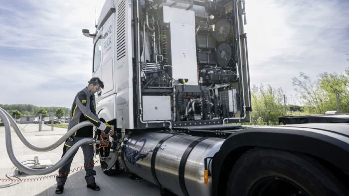 Πρόσφατα, η Daimler Truck γιόρτασε τον πρώτο επιτυχημένο ανεφοδιασμό του φορτηγού με υγρό υδρογόνο (LH2) μαζί με την Air Liquide.