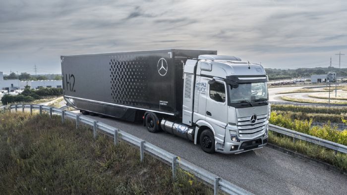 Τις κυψέλες καυσίμου θα κατασκευάζει η «cellcentric», η κοινοπραξία δηλαδή μεταξύ των ομίλων Daimler και Volvo, με την τελευταία να δοκιμάζει το δικό της φορτηγό υδρογόνου.