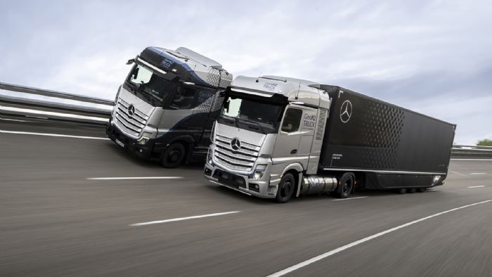 «Δίδυμα» πλέον τα πρωτότυπα Mercedes-Benz GenH2 Truck συνεχίζουν να δοκιμάζονται τόσο στην πίστα όσο και σε δημόσιους δρόμους.