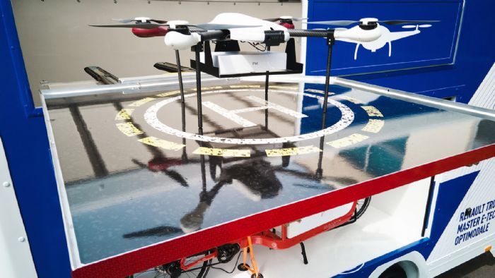 Από ένα συρόμενο ελικοδρόμιο απογειώνεται το drone που μπορεί να μεταφέρει δέματα βάρους 2 κιλών.