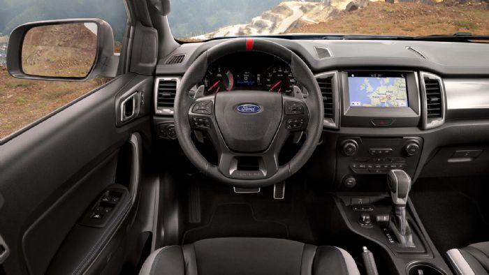Πολυτελές, ευρύχωρο και πλούσια εξοπλισμένο το σαλόνι του Ford Ranger Raptor.