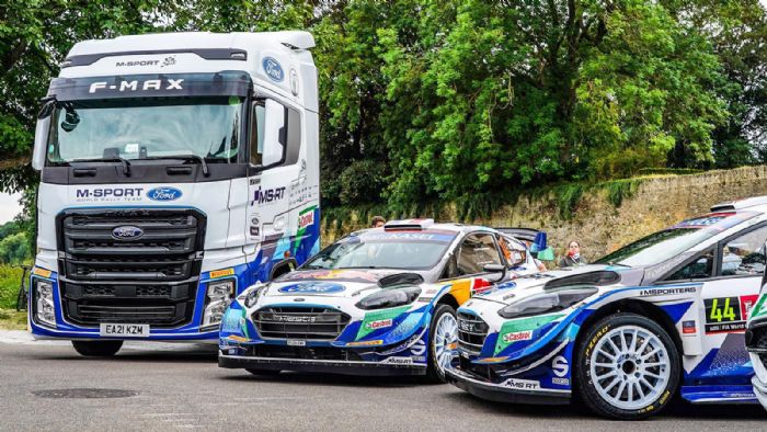 Ο τράκτορας της Ford Trucks μεταφέρει τα αγωνιστικά Fiesta WRC.