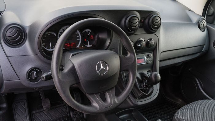 Εργονομικό, λειτουργικό και καλοφτιαγμένο το εσωτερικό του Vanette της Mercedes-Benz.