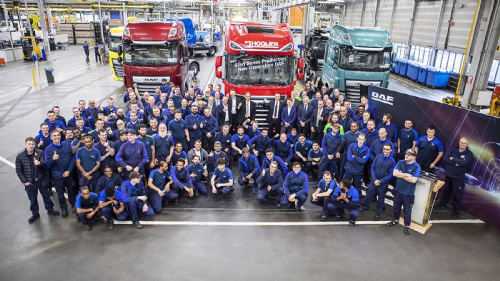 Οι εργαζόμενοι του εργοστασίου του Αϊντχόφεν γιορτάζουν την παραγωγή του πρώτου DAF νέας γενιάς.