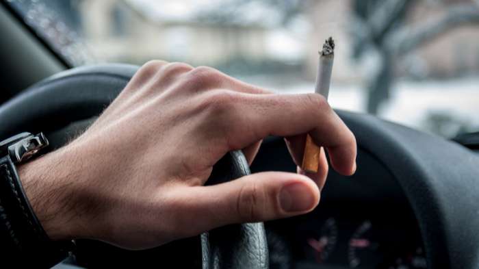 Τσιγάρο & Οδήγηση: Μέχρι και 3.000 ευρώ το πρόστιμο! 