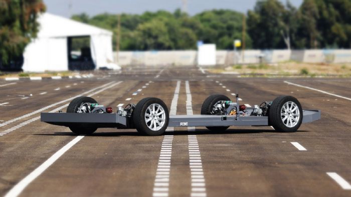 Οι μπαταρίες έχουν χωρητικότητα έως και 60 kWh, ο ηλεκτροκινητήρας είναι μέγιστης ισχύος 135 ίππων και η τελική ταχύτητα φτάνει τα 160 χλμ./ώρα.