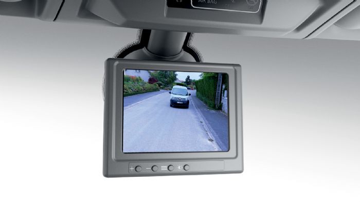 Το «Rear View Assist» βασίζεται σε μια οπίσθια κάμερα που στέλνει εικόνα σε μία οθόνη 5 ιντσών που είναι τοποθετημένη στη θέση του εσωτερικού καθρέφτη.