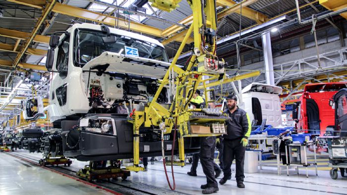 Aπαιτούνται 50 εργατοώρες για να κατασκευαστεί ένα ηλεκτρικό φορτηγό της Renault Trucks.