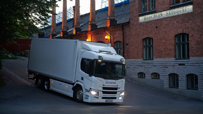 Το ηλεκτρικό Scania λανσάρεται στις εκδόσεις καμπίνας «L» και «P» και διαθέτει έναν ηλεκτρικό κινητήρα ισχύος 230 kW (310 hp) και ροπής 2.200 Nm.