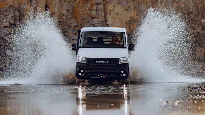 Το snorkel διευκολύνει τα υδάτινα περάσματα, με την απόσταση από το έδαφος να είναι στα 250 χλστ. και τις γωνίες προσέγγισης και διαφυγής να ορίζονται στις 26 και 20 μοίρες, αντίστοιχα.