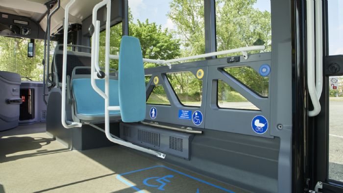 Φυσικά στο λεωφορείο χαμηλής εισόδου της Iveco Bus έχει υπάρξει μέριμνα για τη μεταφορά ΑμεΑ.