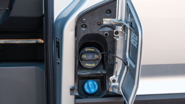 Τα στόμια πλήρωσης καυσίμου (75λτ.) και AdBlue (18λτ.) εδράζονται μαζί, δίπλα στην πόρτα του οδηγού.