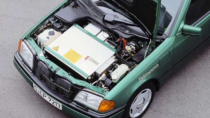 Οι μπαταρίες ZEBRA (Zero Emission Battery Research Activities) σε μία πειραματική Mercedes-Benz C-Class (W 202) του 1993.