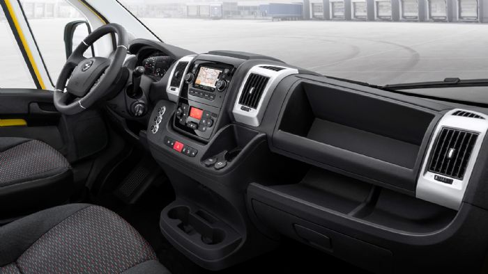 Καλαίσθητο και με πολλαπλούς αποθηκευτικούς χώρους είναι το εσωτερικό του νέου Opel Movano-e. 