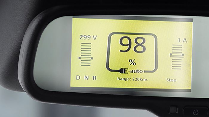 Μια ειδική οθόνη στον κεντρικό καθρέπτη προσφέρει διάφορες πληροφορίες στον οδηγό αναφορικά με το ηλεκτρικό σύστημα του Opel Movano-e. 