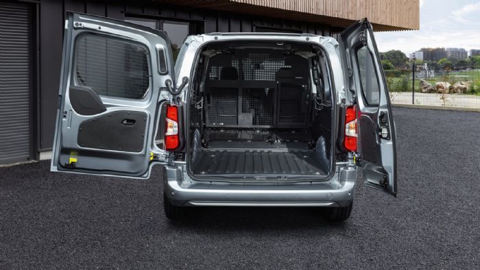 Η πίσω πόρτα του Peugeot Partner έχει πλάτος 1.241mm και ύψος 1.196mm ενώ το δάπεδο της καρότσας απέχει από το έδαφος 616mm. 
